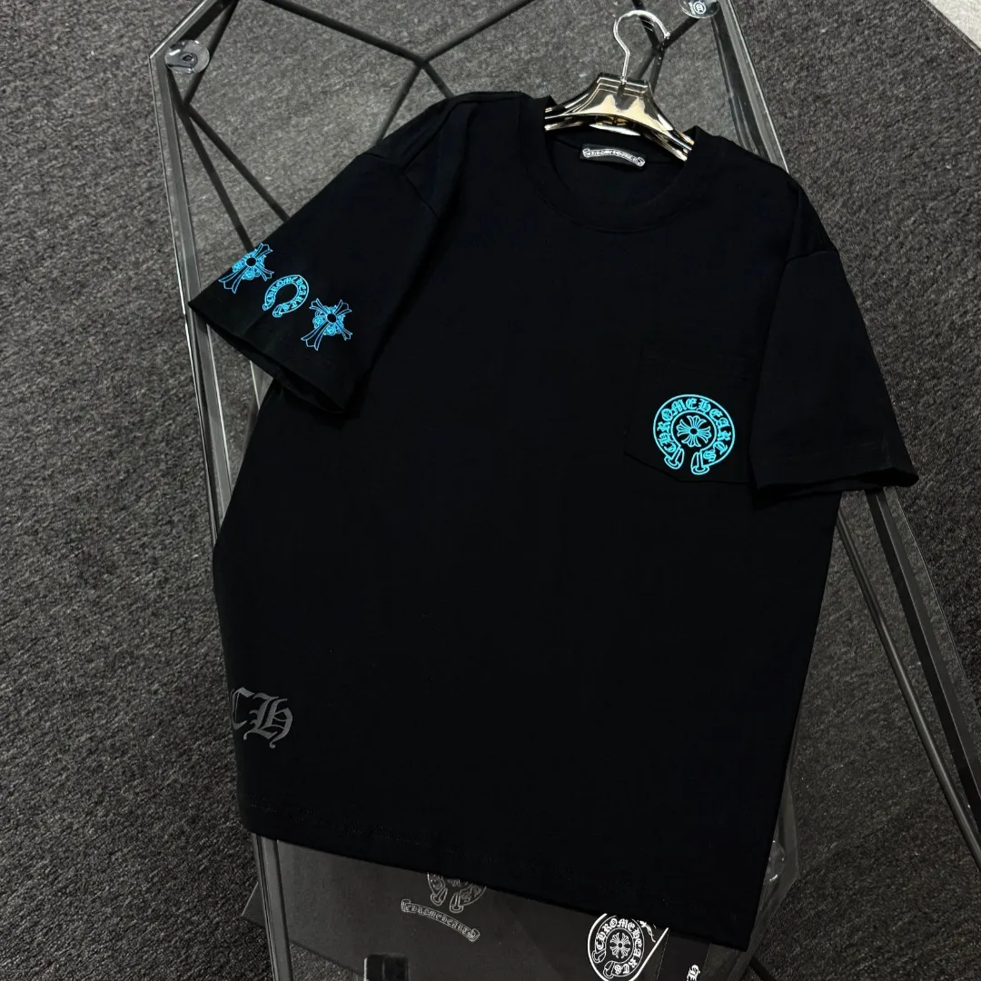 P170 Chrome Hearts 25 high-end versions. The fabric is made of 300 grams of high-density pure cotton. It does not deform or shrink. It has three labels. It is the same style for men and women. Technology: suede foaming + digital printing. Color: white, black. SIZE: S-XL.